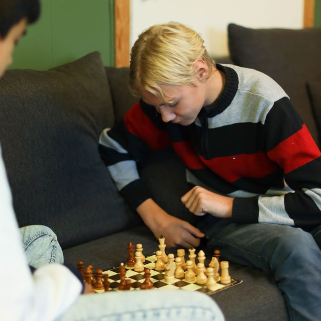 Elev jobber spiller sjakk på Akademiet Ungdomsskole Lier