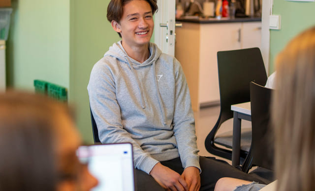 Elever jobber i studietid.