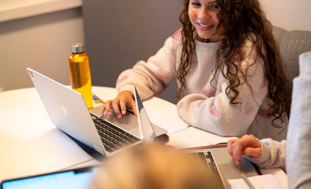 Elev jobber i studietid.