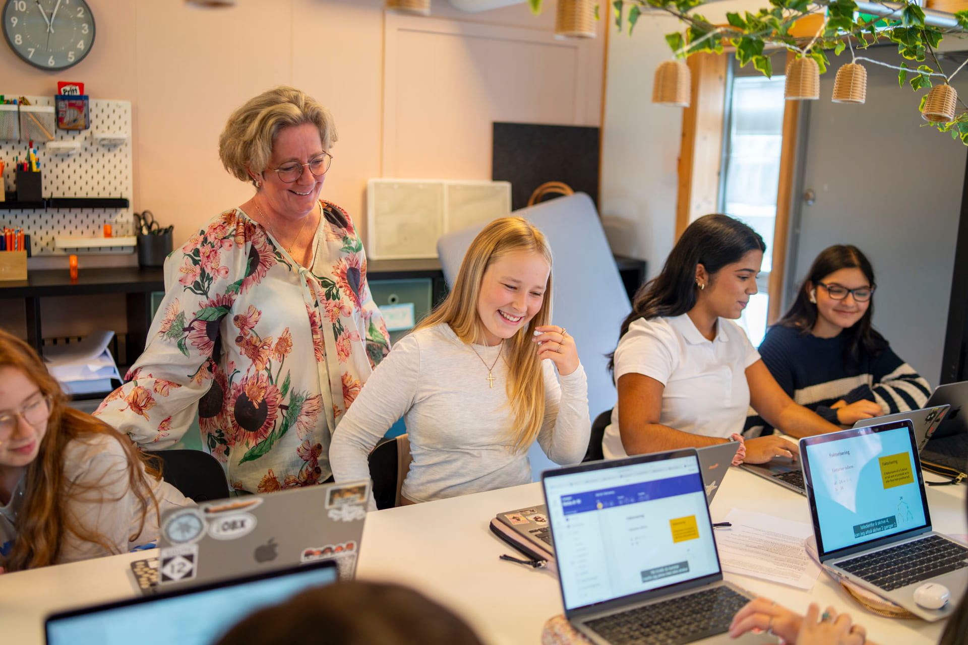 Elever får hjelp av mentor i studietid