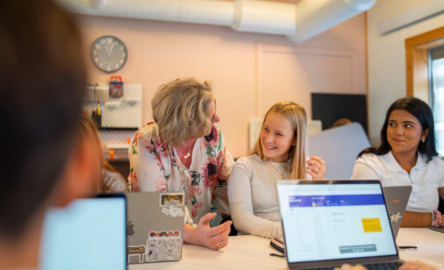 Elever får hjelp av mentor i studietid