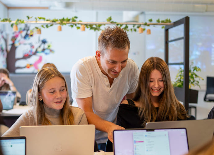 Elever får hjelp av mentor i studietid