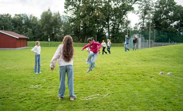 Elever har aktivitetstime utenfor Akademiet Ungdomsskole Lier