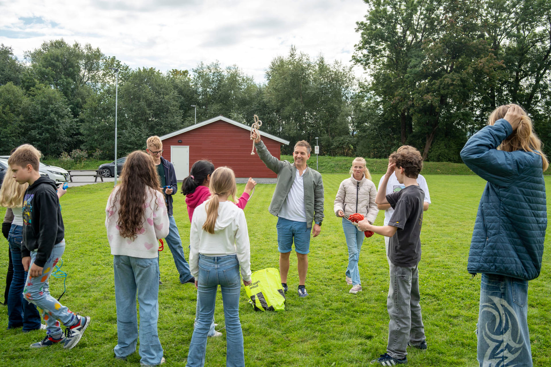 Elever har aktivitetstime utenfor Akademiet Ungdomsskole Lier