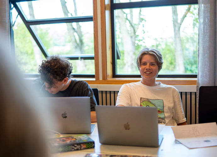 Elever jobber i studietid