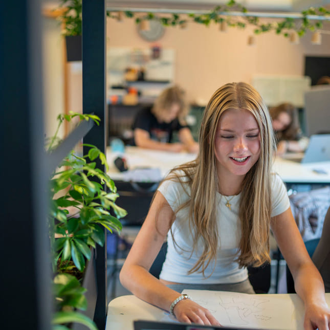 Elev jobber i studietid