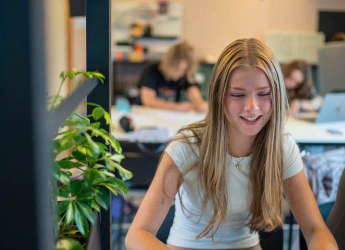 Elev jobber i studietid