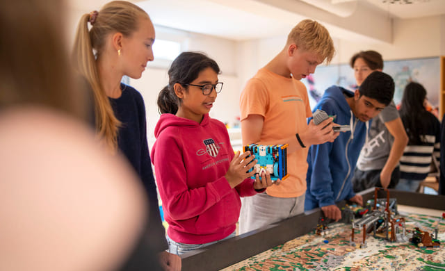 Elever jobber med LEGO til First Lego League