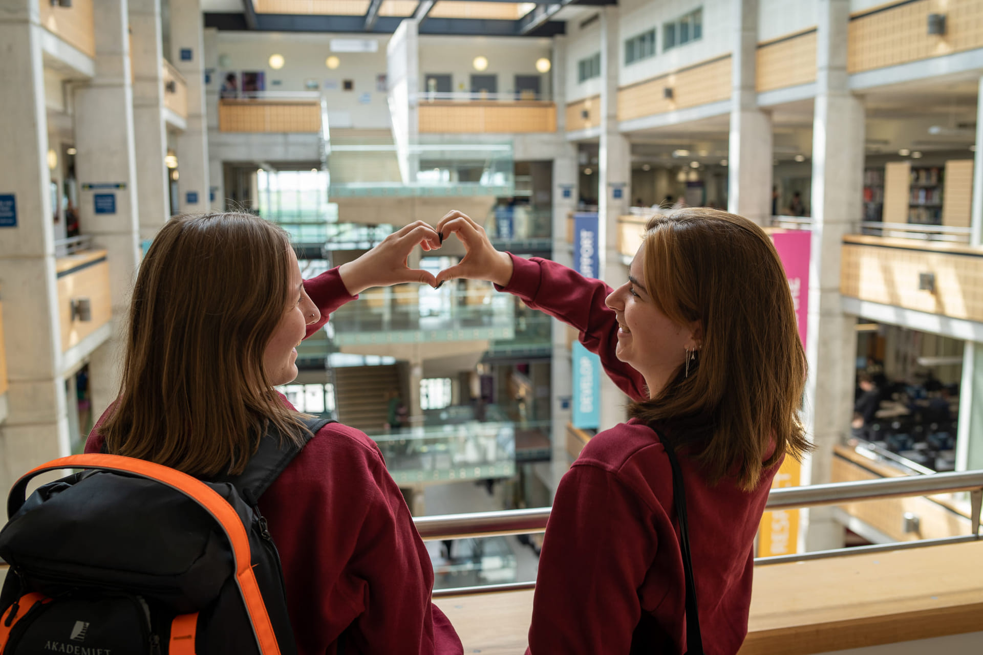 To elever lager et hjerte med hendene på York College i England