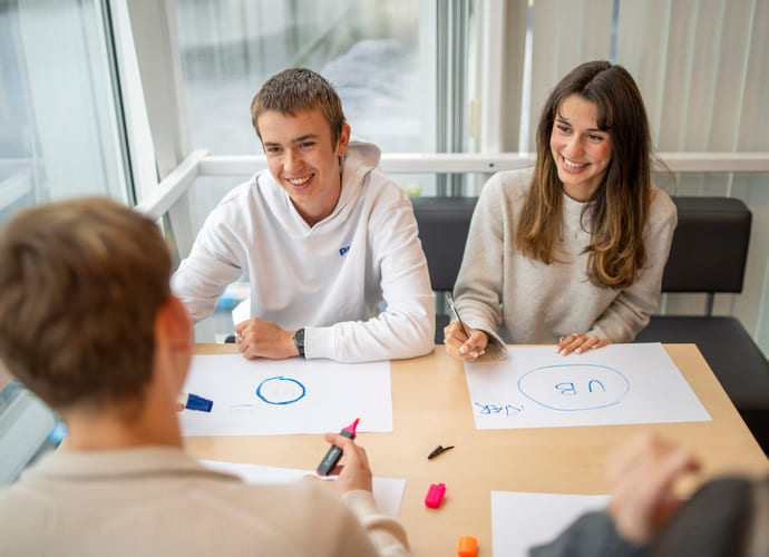 Fire elever jobber sammen i gruppe på Akademiet Ålesund