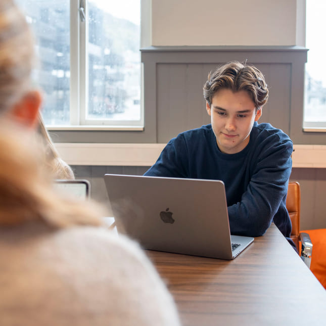 Elev jobber fokusert på Akademiet VGS Ålesund
