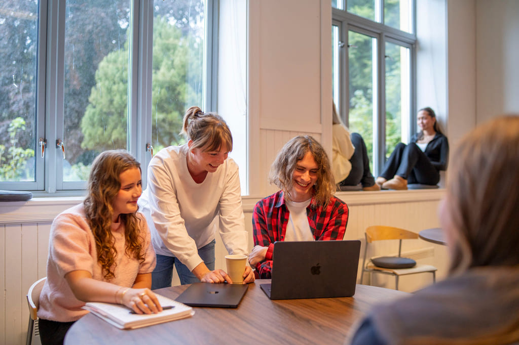 To elever og mentor snakker sammen på Akademiet VGS Ålesund
