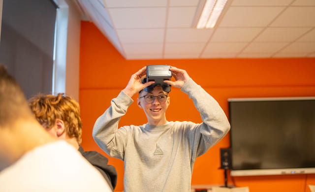 Elev med VR-briller på Akademiet VGS Ålesund