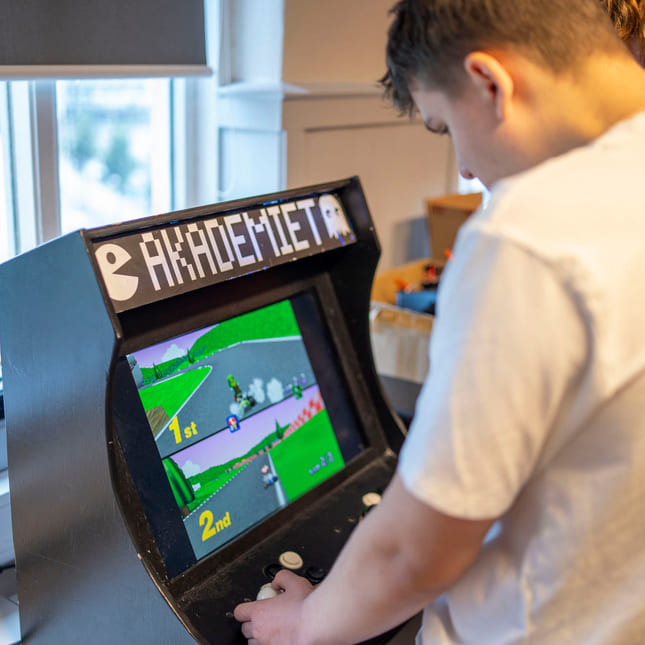 Elev spiller på Akademiet VGS Ålesund