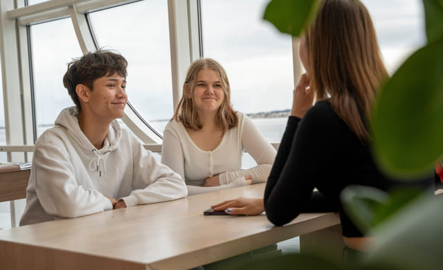 Elever i kantina på Akademiet VGS Ålesund