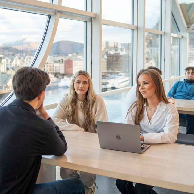 Elever i kantina på Akademiet Ålesund
