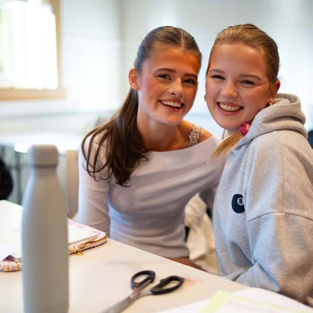 To jenter jobber sammen på Akademiet VGS Ålesund