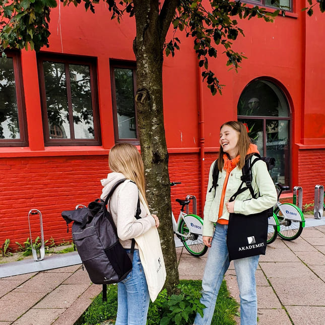 To jenter utenfor Akademiet VGS Bergen