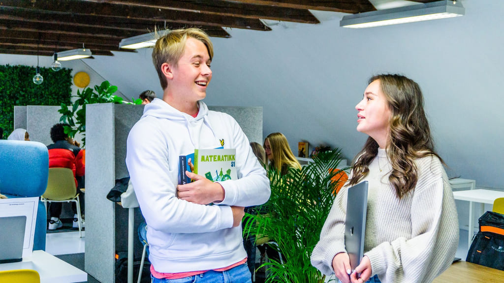 To elever prater sammen på Akademiet VGS Bergen