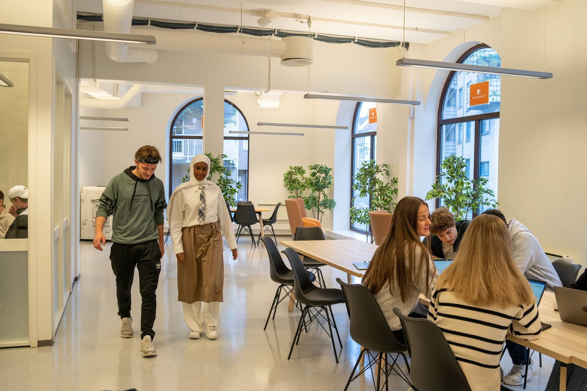 Oversiktsbilde over elever som jobber i fellesarealene på Akademiet VGS Bergen