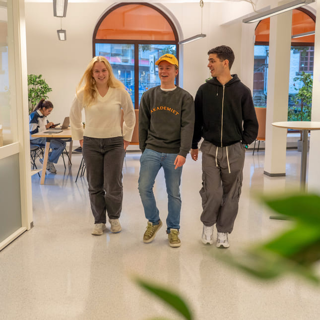 Elever går i gangen på Akademiet VGS Bergen