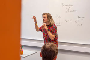 Lærer i undervisningssituasjon på Akademiet VGS Bergen