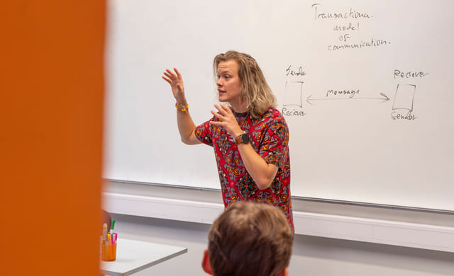 Lærer i undervisningssituasjon på Akademiet VGS Bergen