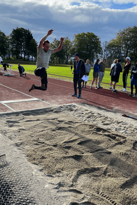 Lærer hopper stille lengde på elevtur