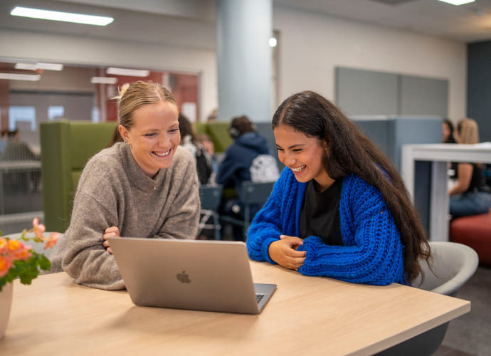 elev og lærer på akadmiet vgs bislett i veiledningstid