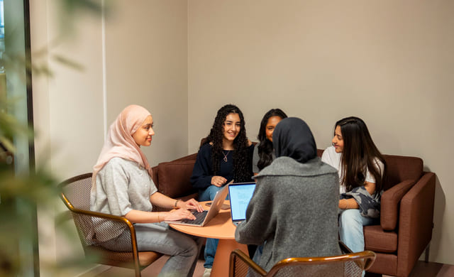 Elever på Akademiet VGS Bislett sitter i fellesområdet på skolen