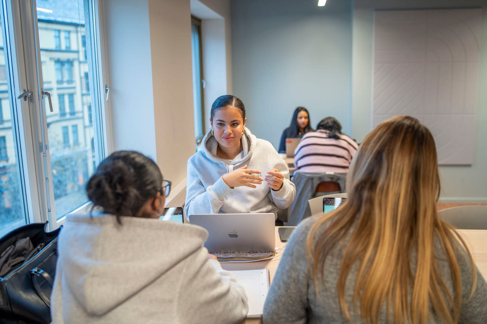 elev og lærer på akadmiet vgs bislett i veiledningstid