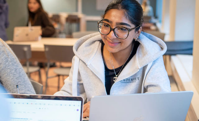 elev og lærer på akadmiet vgs bislett i veiledningstid