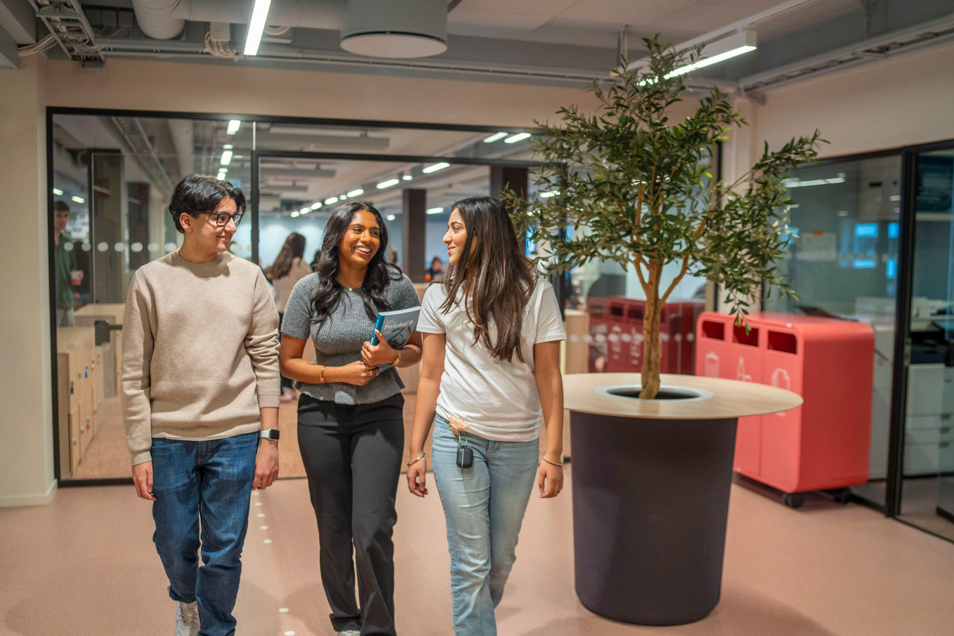 Elever på Akademiet VGS Bislett går i fellesområdet på skolen