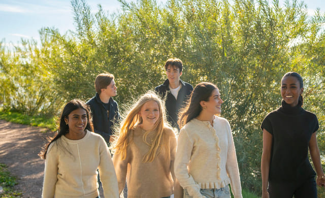 Elever går utenfor Akademiet VGS Bragernes Drammen