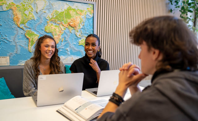 Elever jobber sammen med faginnhold