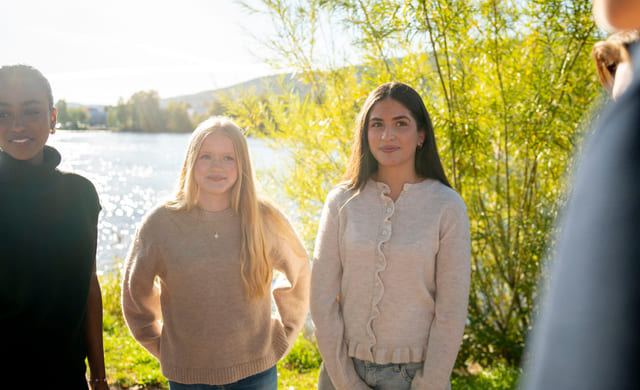 Elever går utenfor Akademiet VGS Bragernes Drammen