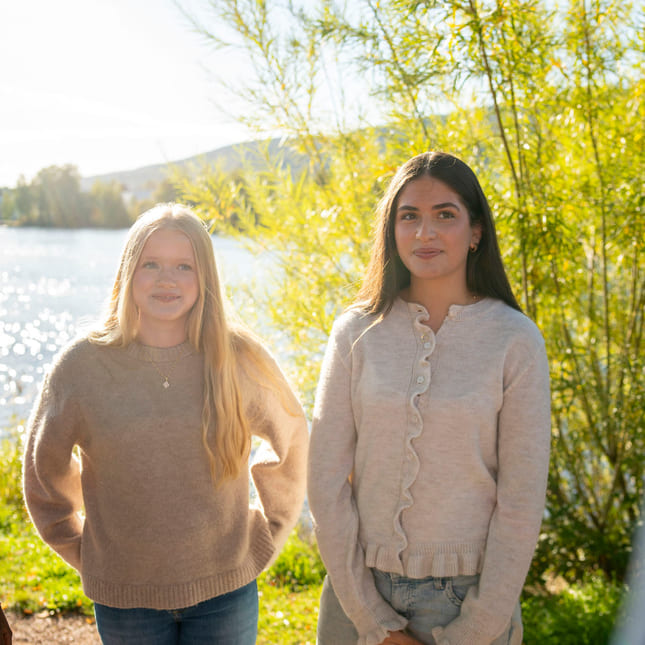 Elever går utenfor Akademiet VGS Bragernes Drammen