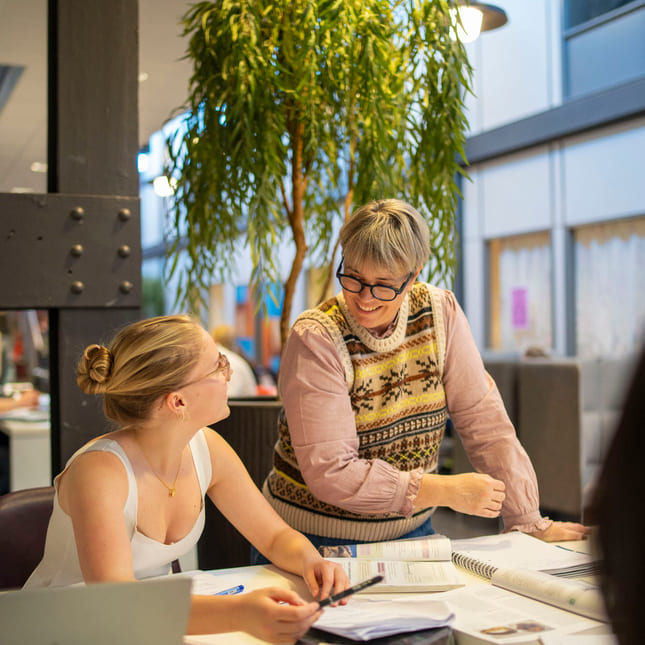 Mentor og elev jobber sammen på Akademiet VGS Drammen Sundland.