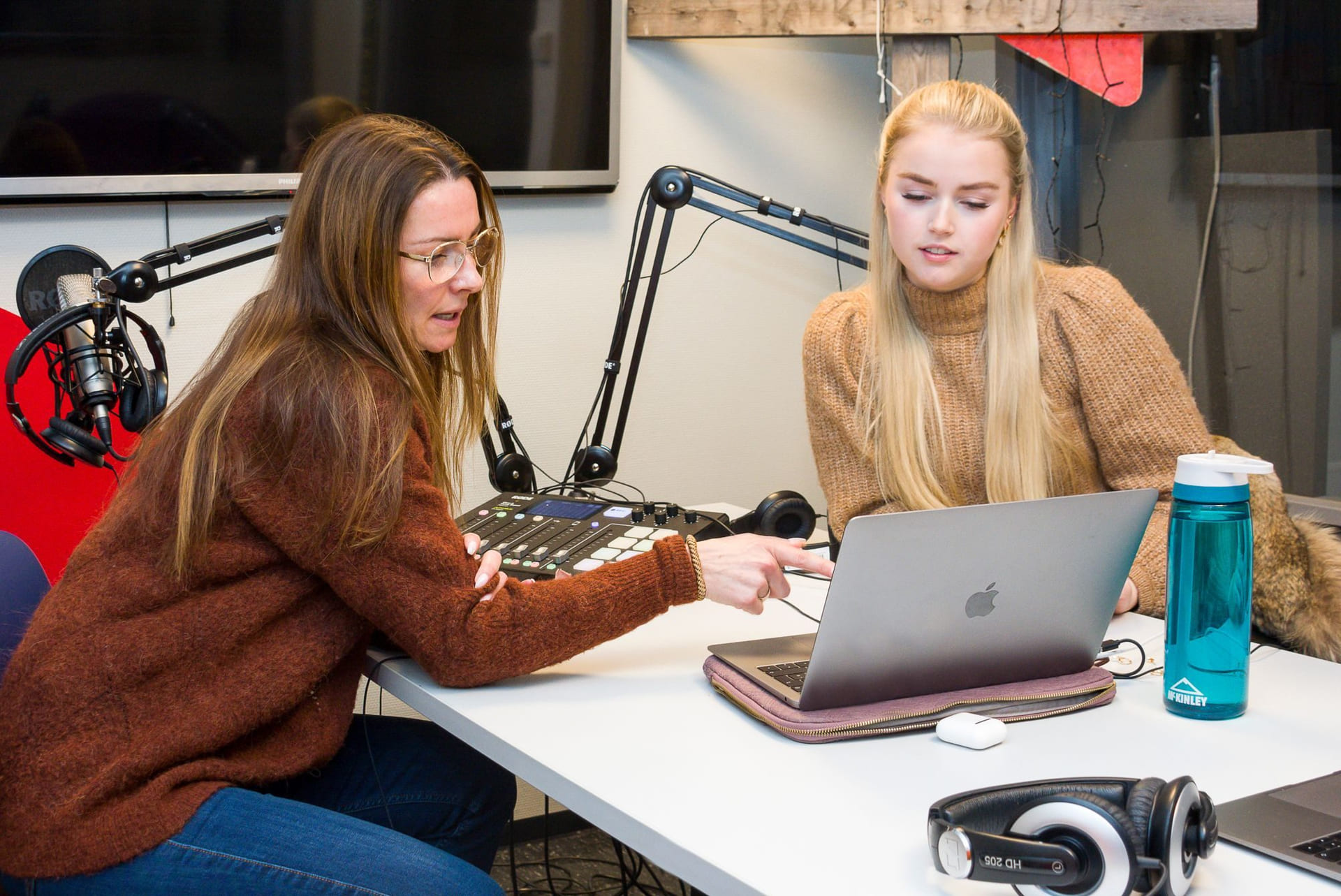 Lærer og elev i studio på Akademiet VGS Drammen