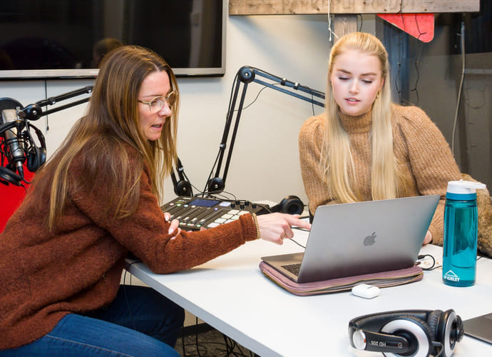 Lærer og elev i studio på Akademiet VGS Drammen