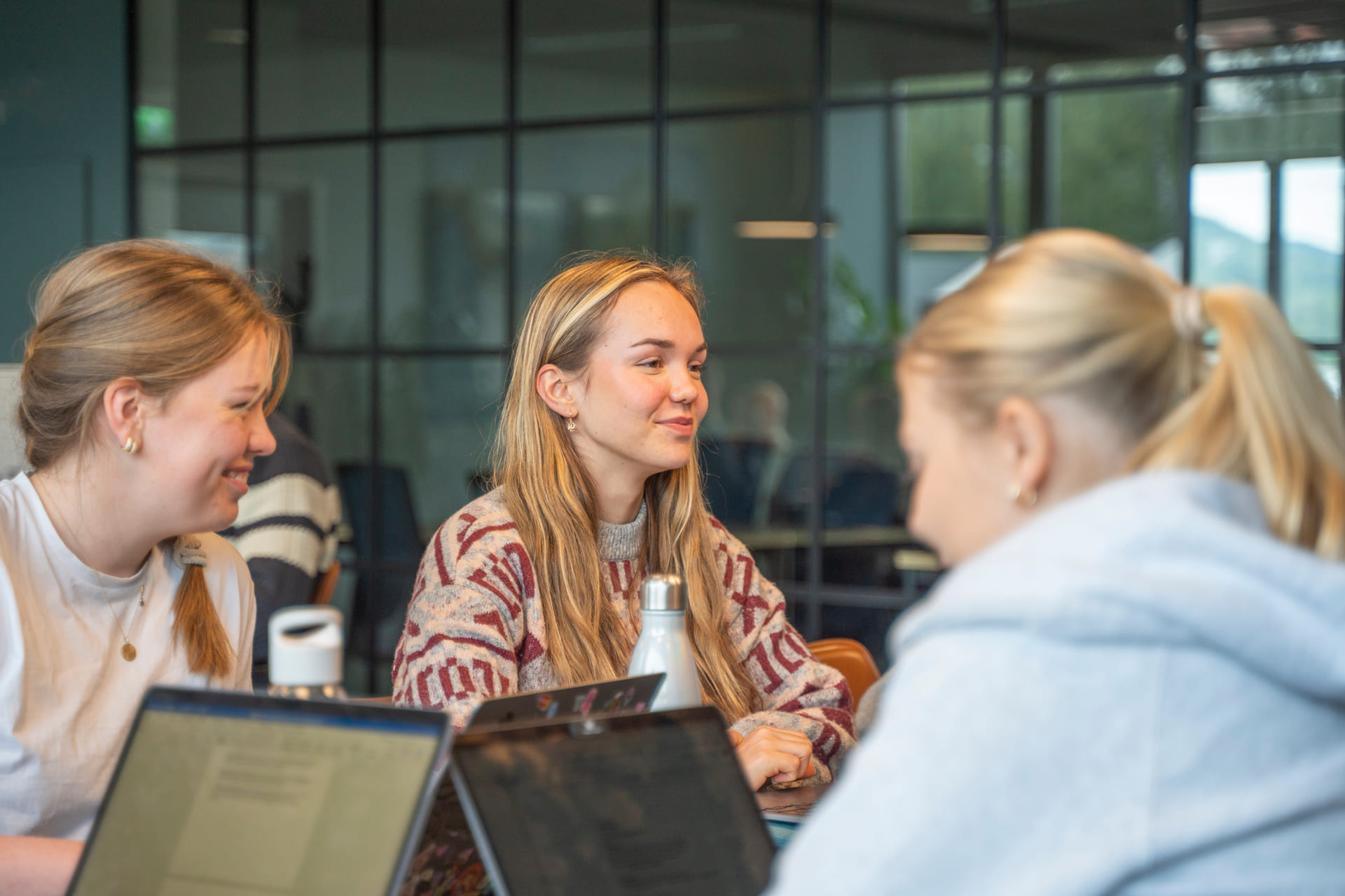 Elev på Akademiet VGS Drammen jobber fokusert med skolearbeid.