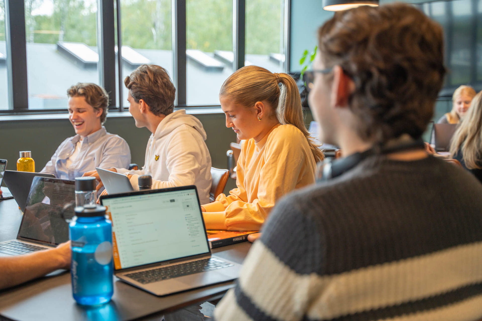 Elever på Akademiet VGS Drammen jobber fokusert med skolearbeid.