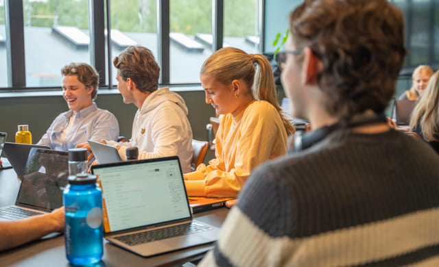 Elever på Akademiet VGS Drammen jobber fokusert med skolearbeid.