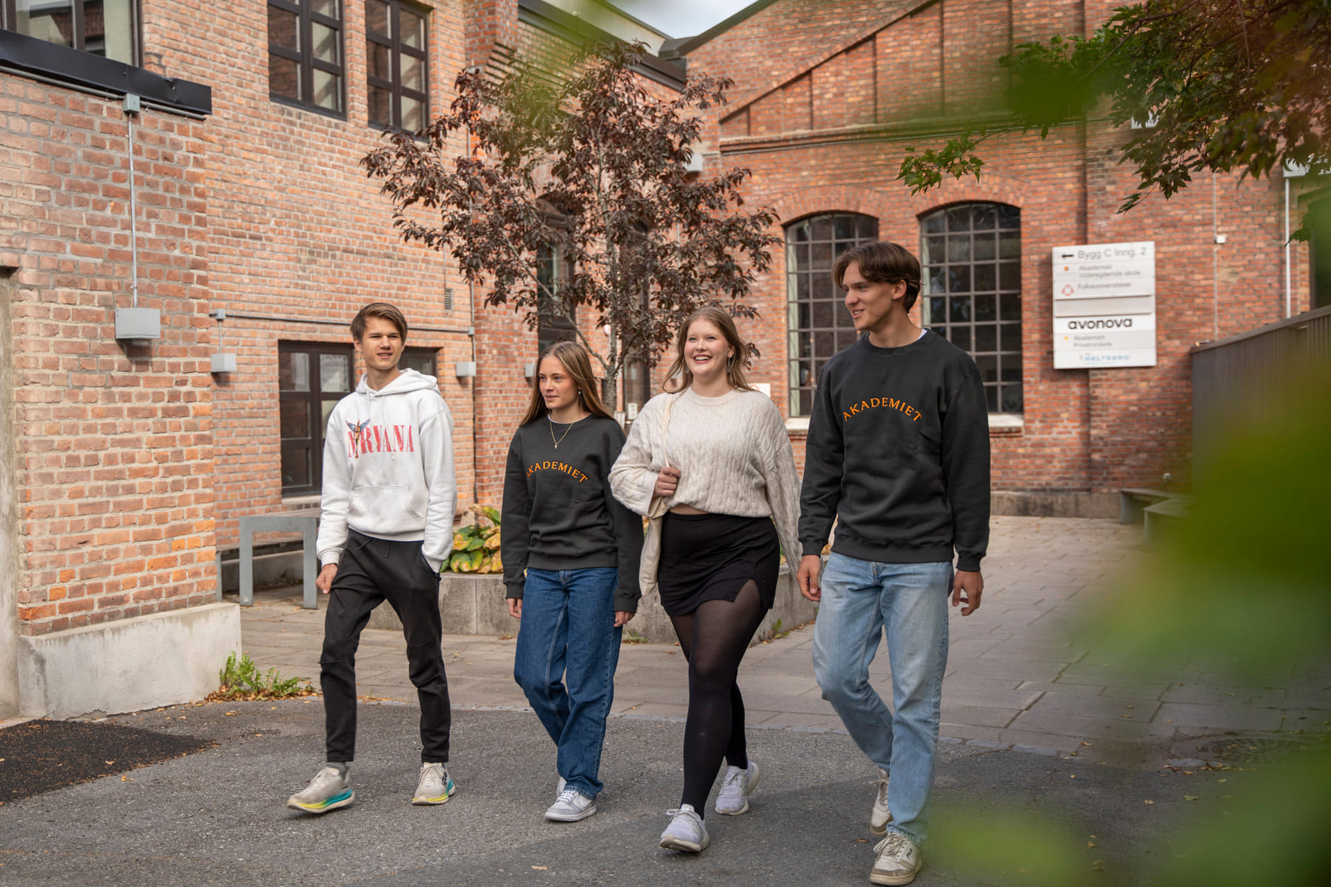 Elever på Akademiet VGS Drammen går utenfor skolen