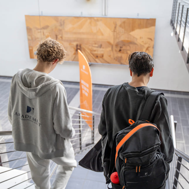 Elever på Akademiet VGS Drammen går utenfor skolen