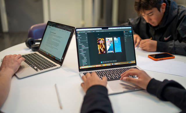 Elev jobber på macbook