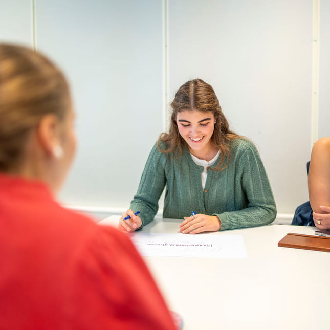 Elever jobber fokusert på Akademiet VGS Drammen