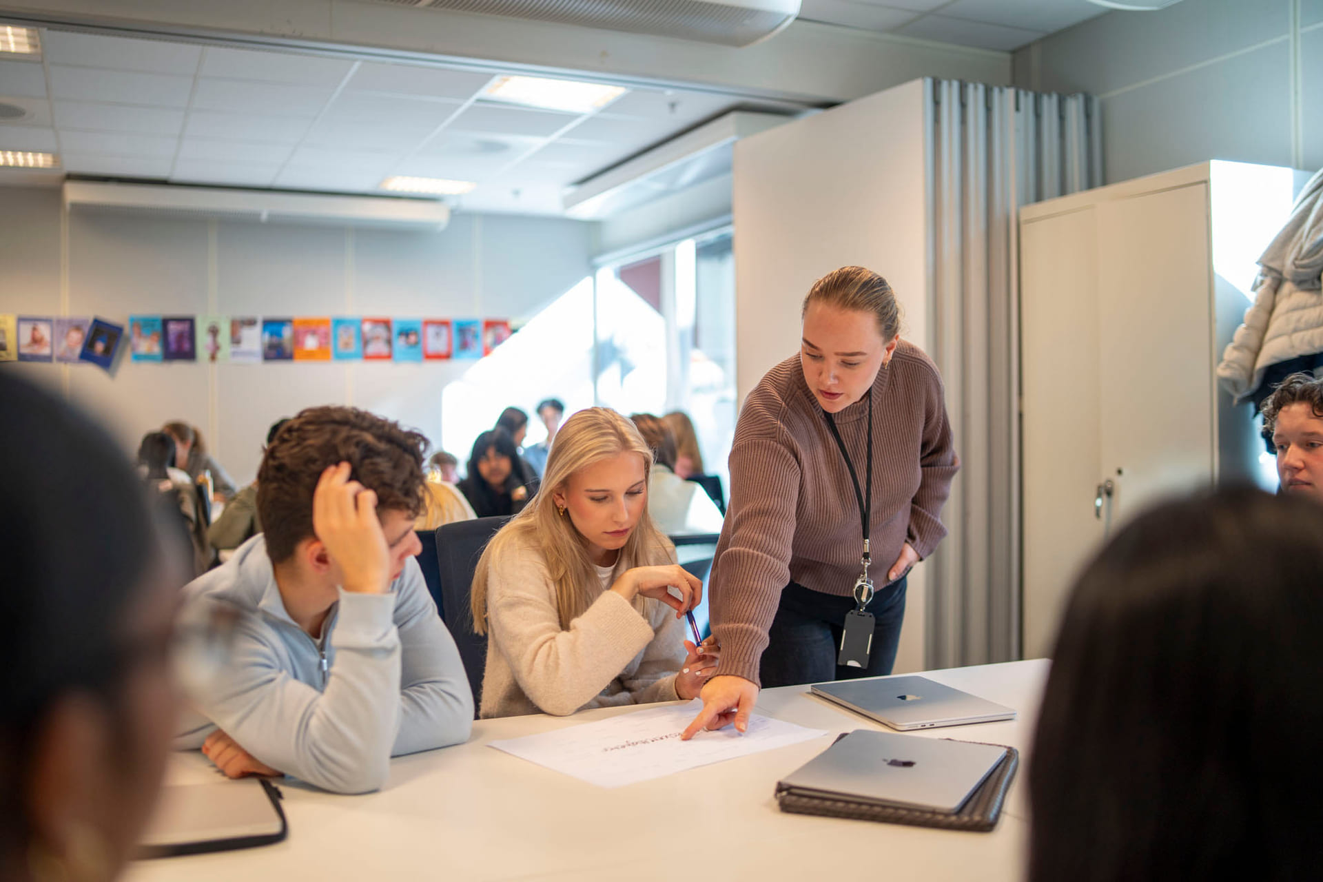 Lærer og elever på Akademiet VGS Drammen