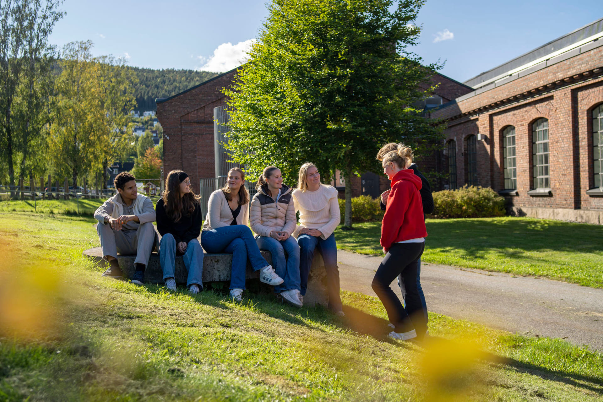 Elever står utenfor skolen på Akademiet VGS Drammen Sundland