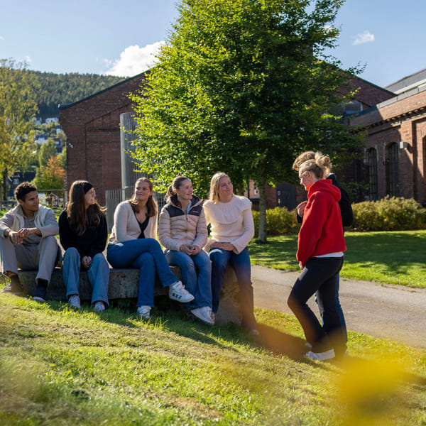 Elever står utenfor skolen på Akademiet VGS Drammen Sundland